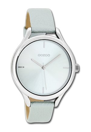Silberne OOZOO-Armbanduhr mit minimalistischem weißem Zifferblatt, dünnen Stundenmarkierungen und hellgrauem Lederarmband.