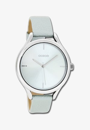 Montre-bracelet OOZOO argentée avec cadran blanc minimaliste, fines aiguilles des heures et bracelet en cuir gris clair.