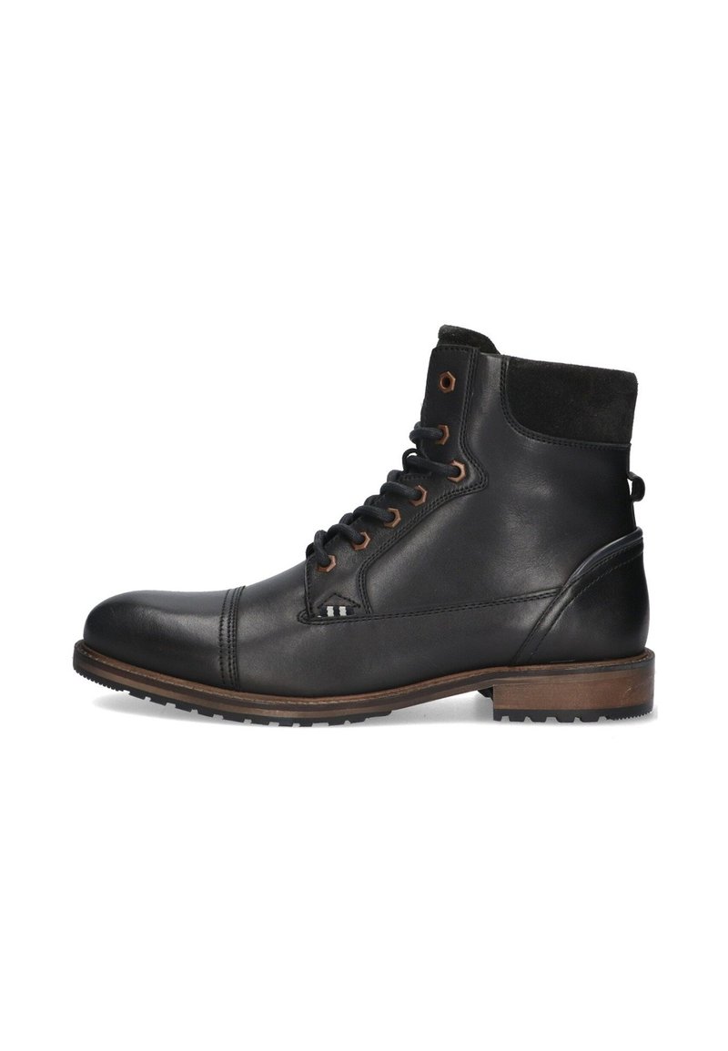 Botas de tobillo de cuero negro con un collar de ante, punta redonda y diseño de cordones. Presentan detalles en marrón y suela de goma para mayor tracción.