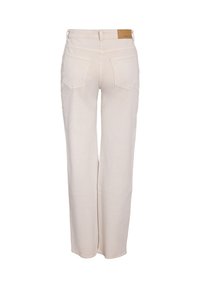 Εκρού παντελόνι σε ίσια γραμμή με πίσω τσέπες και καφέ δερμάτινο διακοσμητικό λογότυπο στη μέση, τοποθετημένο σε λευκό φόντο.