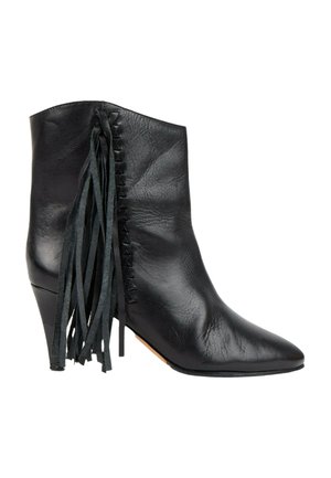 Bottine en cuir noir avec bout pointu, talon bloc et détail de franges sur le côté, fond blanc.