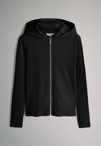 Felpa nera con zip, realizzata in tessuto a coste. Presenta un ampio cappuccio, maniche lunghe e una zip frontale elegante. Nessun motivo o accento visibile.
