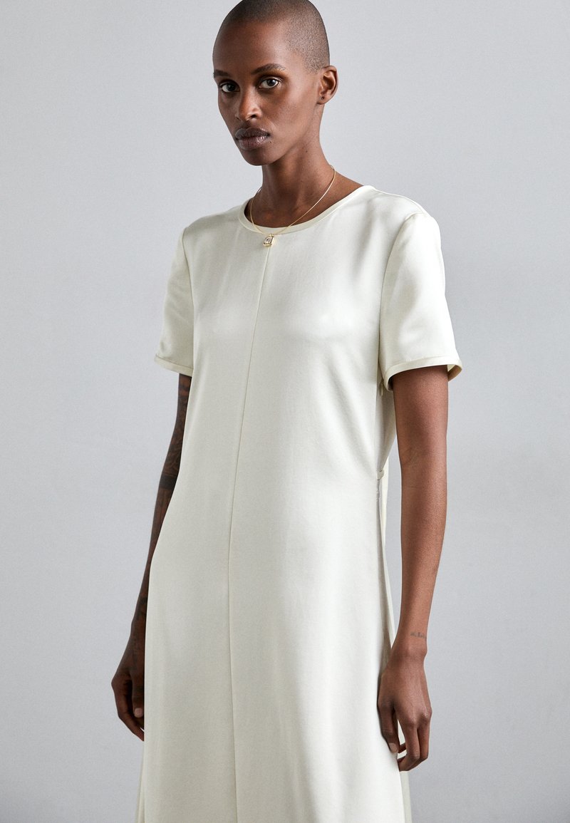 proenza schouler white dress Evelyn in Crinkle Viscose Fit Model is 510 with 33 bust / 35 hips Reign Dress in Washed Cotton