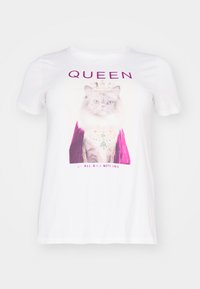 Vit t-shirt med ett tryckt kattdjur som bär en juvelbesatt krona, halsband, lila mantel och ordet "QUEEN" ovanför katten.