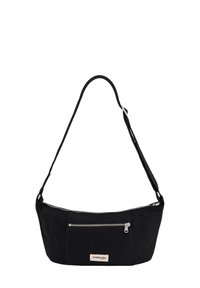 Sac à main en tissu noir de forme incurvée, avec un compartiment zippé, une poche avant et une bandoulière réglable. Étiquette de marque attachée.