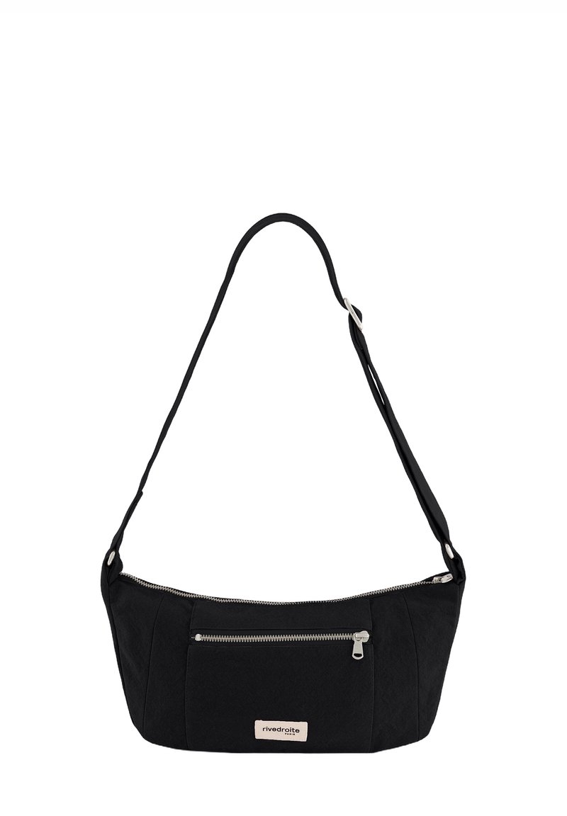 Sac à main en tissu noir de forme incurvée, avec un compartiment zippé, une poche avant et une bandoulière réglable. Étiquette de marque attachée.