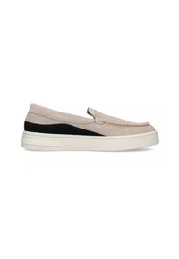 Scarpa slip-on con tomaia in suede beige, pannello di tacco nero e suola in gomma bianca con linee orizzontali. Design piatto e cuciture semplici.