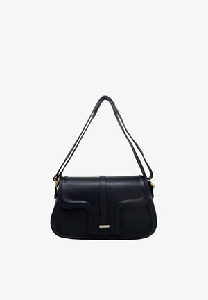 Borsa a tracolla in pelle nera con superficie strutturata, chiusura a patta e sottili tracolle regolabili.