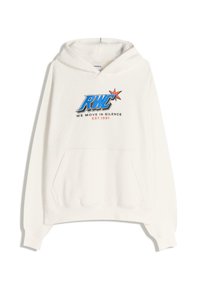 Fehér kapucnis pulóver kenguruzsebbel, húzózsinórral ellátott kapucnival és kék és vörös grafikával, amelyen a következő felirat szerepel: "RWC WE MOVE IN SILENCE EST.1991."