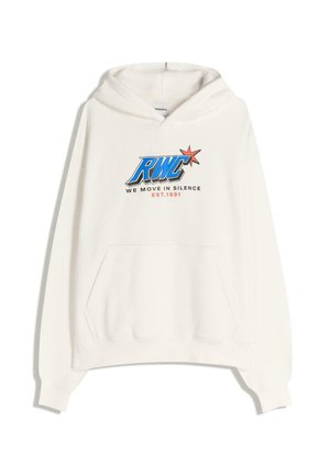 Fehér kapucnis pulóver kenguruzsebbel, húzózsinórral ellátott kapucnival és kék és vörös grafikával, amelyen a következő felirat szerepel: "RWC WE MOVE IN SILENCE EST.1991."