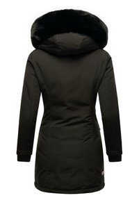 Parka neagră cu glugă din blană sintetică, mâneci lungi, manșete elastice și siluetă ajustată. Textură netedă cu un ușor luciu.