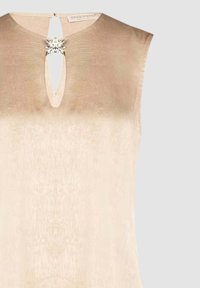 Abito senza maniche color beige chiaro con tessuto strutturato, dotato di scollatura a goccia e decorazione con cristallo sul petto.