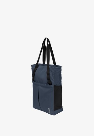 Donkerblauwe totebag met zwarte handvatten, meerdere buitenzakken en een klein logo in de onderste hoek, rechtopstaand op een witte achtergrond.