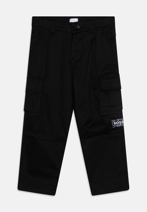 Pantalons cargo noirs en mélange de coton. Caractéristiques : poches sur les côtés et patch logo sur la jambe droite. Détails en couture partout.