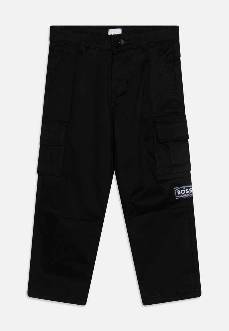 Schwarze Cargo-Hosen aus Baumwollmischung. Zu den Merkmalen gehören Taschen an den Seiten und ein Logo-Patch am rechten Bein. Durchgehende gestickte Details.