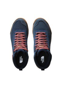 Tummansinisiä korkeakorkoisia lenkkareita, joissa on vaaleanpunaiset nauhat, mokkanahka- ja tekstiilipinta, kumipohja sekä logo kielekkeessä ja sivussa.