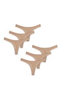 Zes beige stringondergoedstukken in verschillende hoeken gerangschikt, met een gladde textuur en een dunne elastische tailleband.