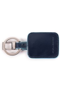 Navy-Ledergepäckanhänger mit blauen Nähten, metallischem, runden Beschlag und rechteckiger Form; verfügt über eine erhabene Markenprägung.