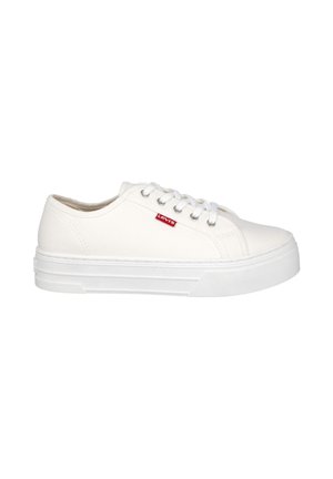 Zapatilla baja blanca de Levi's con suela gruesa, cordones en la parte delantera y una etiqueta roja con el logo de Levi's en el lateral.