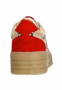 Baskets rouges et beige avec une tige en suède texturé, dotées d'une semelle en caoutchouc beige et d'un panel de talon rouge accentué.