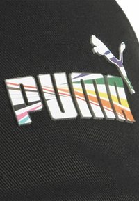 Fekete sapka, amelyen egy kiemelkedő fehér "PUMA" logó található, színes csíkokkal rózsaszín, zöld, narancs, lila és fekete díszítéssel.