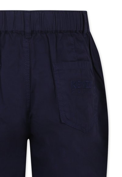 Marineblauwe elastische broek met gestikte zak en geborduurd "KENZO" logo. Het materiaal lijkt glad met een matte afwerking.