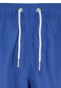 Blauwe zwemshorts met een tailleband met trekkoord met wit koord en metalen uiteinden, gemaakt van lichtgewicht, waterafstotend materiaal.