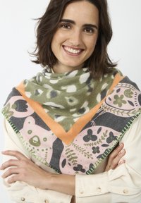 Meerkleurige fleece sjaal met bloemen- en dierenpatronen, gekenmerkt door een groen en oranje driehoekig ontwerp en franjes aan de randen.