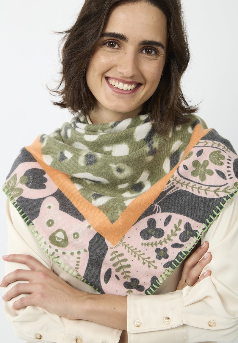 Meerkleurige fleece sjaal met bloemen- en dierenpatronen, gekenmerkt door een groen en oranje driehoekig ontwerp en franjes aan de randen.