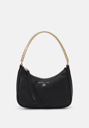 Sac à main en cuir noir texturé avec bandoulière chaîne dorée et fermeture éclair, ornée du logo "Michael Kors" et d'un emblème rond MK à l'avant.