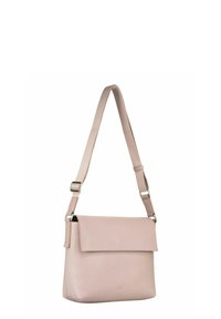 Sac à bandoulière en cuir rose clair avec rabat pliant, sangle ajustable et finition subtilement texturée. Dispose d'accents de matériel minimalistes.