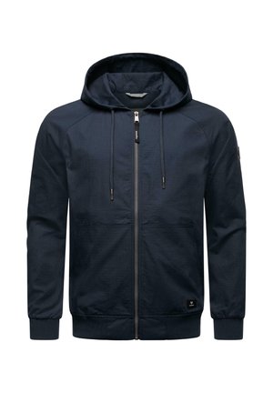 Donkerblauwe zip-up hoodie met een capuchon, lange mouwen en voorzakken. Bevat een gestructureerde stof en een zwart logo-opdracht op de linkeronderzijde.