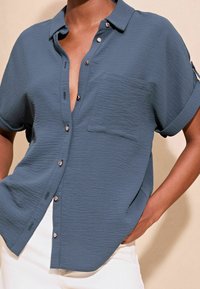 Lipsy SHORT SLEEVE UTILITY  - Nööpidega pluus - blue