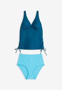 Costume da bagno a due pezzi con un top tankini verde scuro caratterizzato da legami laterali e un bikini a vita alta blu chiaro su uno sfondo bianco.