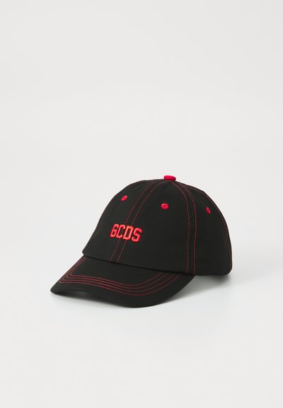 Zwarte baseballpet met rode stiksels en geborduurd "GCDS" logo aan de voorkant. Gebogen klep en verstelbare strap aan de achterkant.