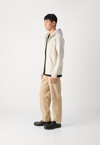 BOSS SAGGY - Majica s kapuljačom i patentnim zatvaračem - light beige