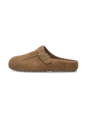 Brauner Wildleder-Slipper mit breitem Riemen und Messingschnalle, mit abgerundetem Zehenbereich und strukturierter Gummisohle.