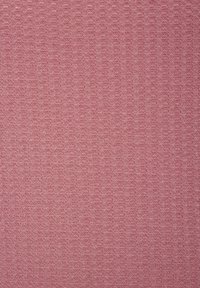 Tekstuuri vaaleanpunaisesta kankaasta, jossa on toistuva kuvio pienistä kohotetuista neliöistä. Kankaan pehmeä, kudottu ulkonäkö ja vaihtelevat vaaleanpunaiset sävyt korostuvat.