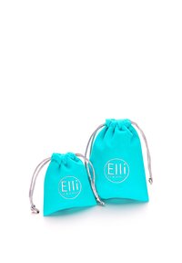 Turquoise stoffen trekzakjes, één groter en één kleiner, met zilveren accenten en een ingedrukte logo met de tekst "Elli."