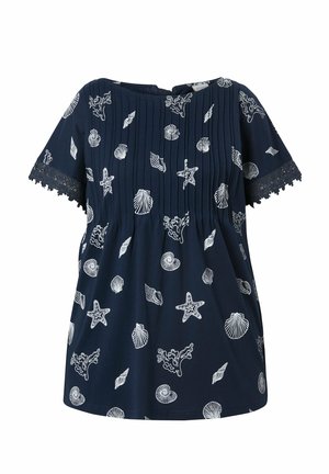 Marineblaue Kurzarmbluse mit weißen maritimen Motiven wie Seesternen, Muscheln und Korallen, mit Spitzenbesatz an den Ärmeln und plissiertem Vorderteil.