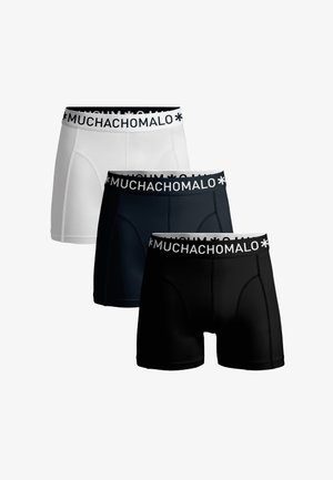 Drei Paare Boxershorts: weiß, marineblau und schwarz, jeweils mit einem elastischen Bund, der den Markennamen "MUCHACHOMALO" in weißer Schrift trägt.
