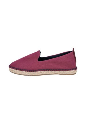 Zapato casual sin cordones con parte superior de tela rosa oscuro y suela trenzada de yute, vista lateral sobre fondo blanco.
