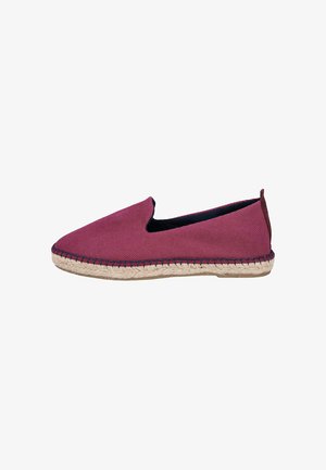 Zapato casual sin cordones con parte superior de tela rosa oscuro y suela trenzada de yute, vista lateral sobre fondo blanco.