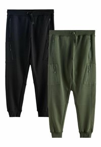 Zwei Paar Jogginghosen: eine schwarze, eine olivgrüne. Beide verfügen über ein tailliertes Design, elastische Bündchen und mehrere Reißverschluss-Taschen.