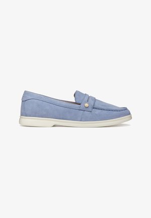 Jasnoniebieskie zamszowe buty typu slip-on z okrągłym noskiem, ozdobnym przeszyciem i białą gumową podeszwą. Posiadają mały metalowy akcent.