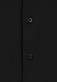 Camicia nera con bottoni, caratterizzata da un tessuto testurizzato con una finitura liscia, decorata con bottoni neri circolari lungo la parte anteriore.