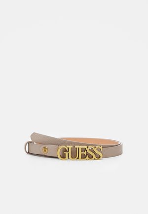 Lysebrunt læderbælte med gyldent metalspænde med teksten "GUESS" og rund gylden knapdetalje på remmens ende.