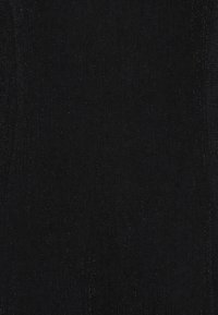 Svart tyg med en texturerad mönster, som har en subtil glans. Ytan visar en fin vävd design som ökar dess visuella intresse.
