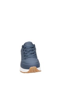 Scarpa da ginnastica blu con una tomaia sintetica liscia, design con lacci, accenti perforati e una suola intermedia bianca con una suola in gomma naturale.