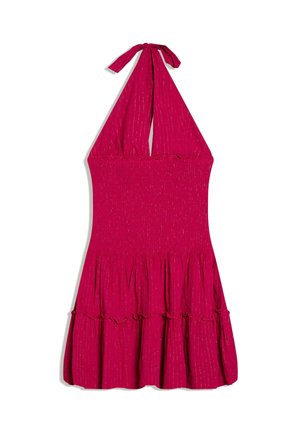Sukienka bez rękawów z dekoltem halter w jaskrawym różu, z delikatnymi pionowymi, błyszczącymi paskami oraz falbanami na spódnicy ułożonymi w warstwy.